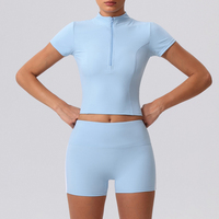 Ensemble de vêtements de sport pour femmes, haut court à manches courtes et col montant, et short moulant taille haute
