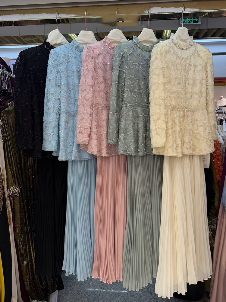 Ensemble haut et jupe bleu clair avec strass