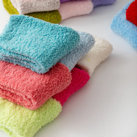 Chaussettes d'hiver en corail pour femmes, couleur unie, moelleuses et confortables, pour la maison et le sommeil, avec fonction antibactérienne et logo sur le dessous.