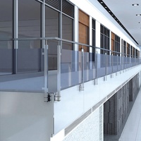 Rampe en verre personnalisée à montage latéral, durable, pour intérieur et extérieur, avec poteaux métalliques verticaux, en verre trempé de sécurité