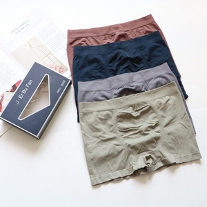 Boxers de caja para hombre de 4 piezas, pantalones bóxer transpirables de Color sólido sin costuras para hombre, bóxers cómodos de alta elasticidad al por mayor en caja - Product Image 1