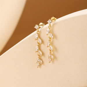 Boucles d'oreilles créoles en argent 925 avec zircon coloré et pompon, design classique - Product Image 5