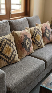 Housse de coussin Kilim faite à la main, style bohème, géométrique, tribal, pour décoration rustique de salon, chambre ou maison de campagne - Product Image 5