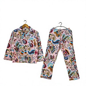 Ensemble de pyjama pour homme à manches longues à imprimé floral, tissu en satin 100% coton, vêtements de nuit décontractés, motif tissé, saison printemps, cadeau pour elle - Product Image 1