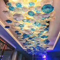 Décoration intérieure personnalisée lustre moderne en verre soufflé à la main dans le hall d'un grand hôtel de luxe