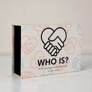The Couples Company pour Is? Jeu de société pour couples, jeu de fête, coffret cadeau écologique, impression couleur, carton portable - Product Image 1
