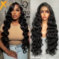 X-TRESS Perruques synthétiques Lace Front 13x4 pré-épilées avec baby hair, 32 pouces, couleur noire, longues et volumineuses, ondulées, pour femmes noires