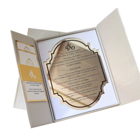 Boîte de gaufrage de luxe à couverture rigide Invitations de mariage avec boucle de monogramme en acrylique miroir doré Poche pour cartes RSVP