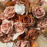 Arrangement de fleurs artificielles de couleur marron populaire, rose marron foncé, boule de fleurs de pampa pour centre de table de mariage