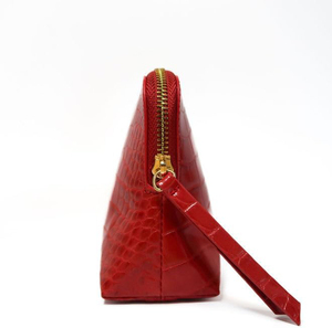 Borsa Cosmetica Personalizzata con Logo in Pelle di Coccodrillo, Elegante Organizer Rosso per il Trucco con Texture Vegana Premium Effetto Coccodrillo, Ampio Astuccio per Cosmetici - Product Image 5