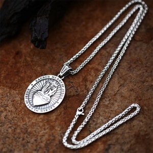 Pendentif Cœur Vintage en Acier Inoxydable avec Breloque Lettre Simple et Élégante - Product Image 3