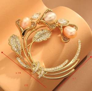 Broche haut de gamme unisexe en forme de fleur de l'aube avec perle d'eau douce, accessoire élégant, polyvalent et créatif de qualité supérieure - Product Image 5