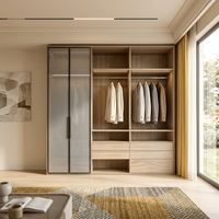 Dressing sur mesure de style japonais en bois clair avec armoire intégrée, porte en verre fumé, éclairage LED et rangements sur mesure pour chambre à coucher