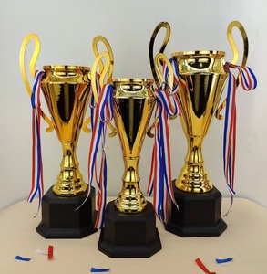 Trofeo Personalizzato di Alta Qualità con Incisione Laser e Manici Decorati per Premi Sportivi Professionali Calcio - Product Image 1