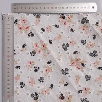 Offre Spéciale personnalisé 100% coton 125gsm coloré fleur florale imprimé oeillet tissé fantaisie doux broderie tissu pour les femmes robe