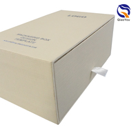 Caja de Perfume de Papel Ecológica Biodegradable con Superficie de Papel Especial y Logotipo en Lámina Plateada con Botella