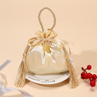 Décorations de luxe Pochette en soie imprimée de logo personnalisé Emballage de bijoux de cadeau de bonbons de mariage Sac à cordon en satin anti-poussière avec pompon