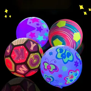 ลูกบอลของเล่น PVC สีรุ้งเรืองแสงในที่มืด,ลูกบอลชายหาดกีฬาเรืองแสง Led เป่าลมของเล่น Pvc สำหรับเด็ก