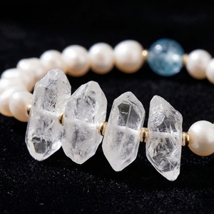 Bracelet élégant en or plaqué 18 carats avec perles d'eau douce et pierres de cristal blanc brut, cadeau personnalisé pour <span class=keywords><strong>femme</strong></span> pour un anniversaire ou une occasion spéciale - Product Image 1