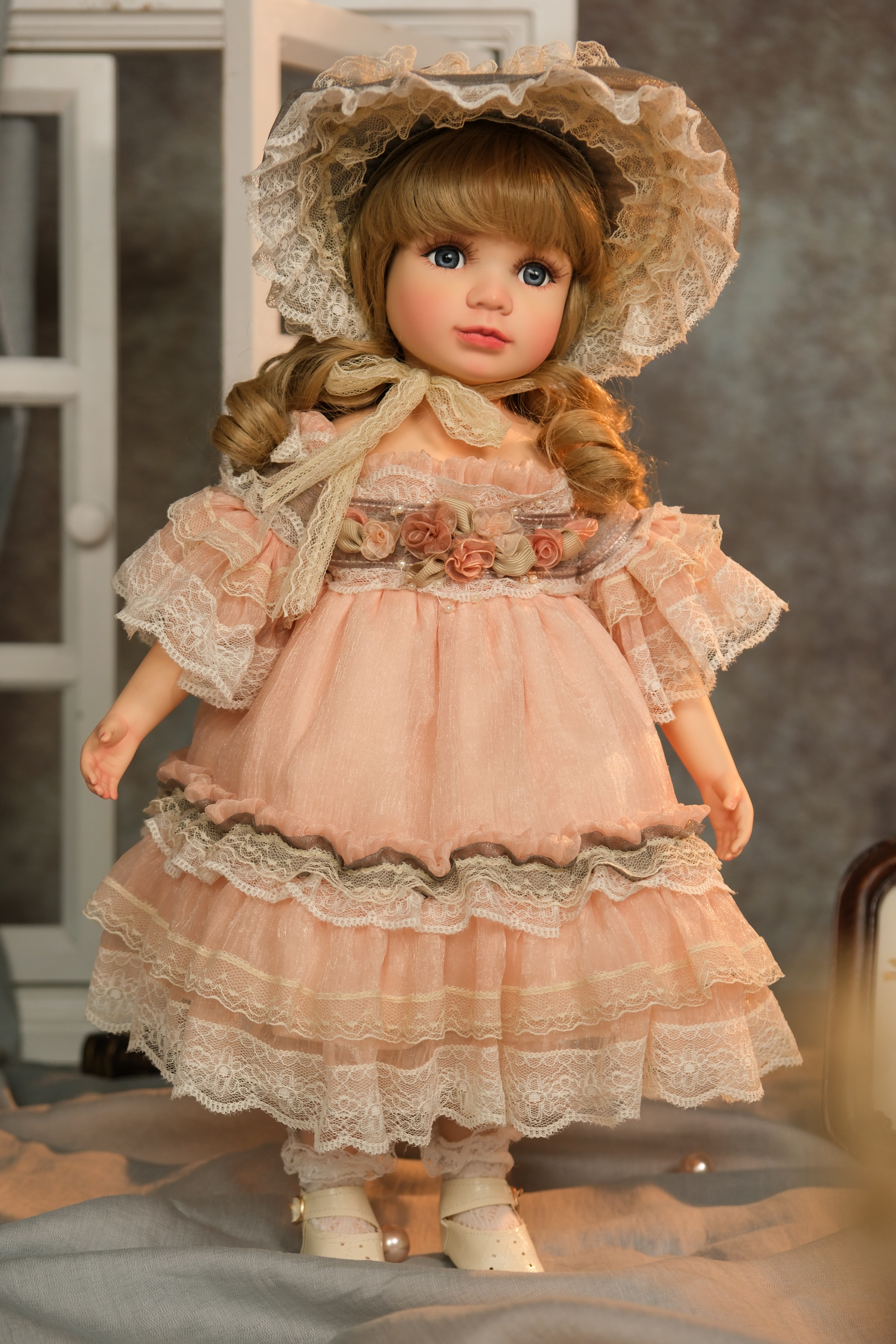 Poupée en porcelaine 18 pouces 3