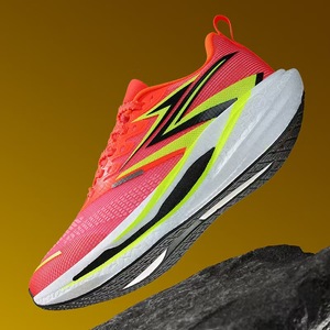 Nouvelle Arrivée Chaussures de Course Multi-Couleurs pour Jeunes avec Plaque en Carbone, Chaussures de Sport Confortables et Légères à Rebond pour Couples - Product Image 1