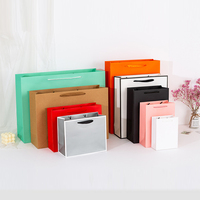 Sacs en papier kraft blanc avec logo personnalisé de luxe boutique de cosmétiques bijoux cadeau shopping avec poignée en ruban pour l'emballage des vêtements