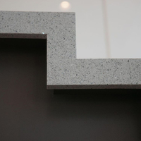 Escalier droit flottant artificiel personnalisé, dalle de terrazzo intérieur moderne pour la conception de bandes de roulement d'escalier
