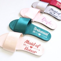Vente en gros de pantoufles de mariage en satin rouge mariée pantoufles de demoiselle d'honneur pour invité