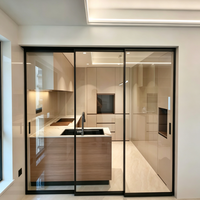 Cloison de séparation moderne en aluminium multi-panneaux avec porte coulissante en verre, cadre noir mat, pour cuisine, du sol au plafond