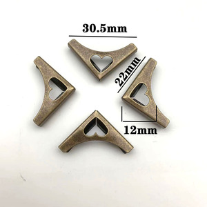 Accessoires de meubles en bronze pour coins, 30,5 mm x 22 mm x 12 mm, découpe en forme de cœur, pour décorations de portes d'armoires et de placards - Product Image 1