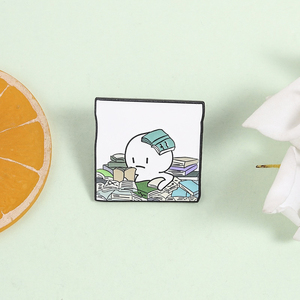 Spilla in smalto per amanti dei libri, simpatica figura di cartone animato che affonda tra <span class=keywords><strong>i</strong></span> libri impilati, distintivo da risvolto, gioiello di moda, regalo - Product Image 2