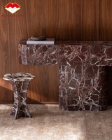 Table d'appoint en marbre violet en forme de fleur, plateau irrégulier en forme de trèfle, table d'appoint en pierre à trois pieds courbés, table d'appoint à veines violettes