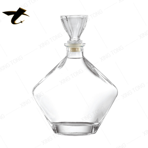 Nouvelle conception en promotion : Bouteille de vin plate vide en verre flint 500 ml pour Vodka, Brandy, Rhum, Tequila avec bouchon en liège et sérigraphie - Product Image 3