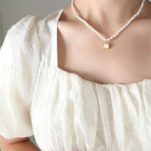 Colliers de haute qualité pour femmes, chaîne en perles d'eau douce, pendentif carré en coquille plaqué or - Product Image 3