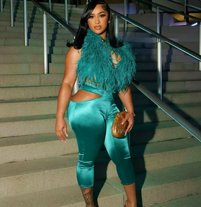 ชุดเซ็ต 2 ชิ้นสำหรับผู้หญิง ฤดูใบไม้ร่วง 2025 รุ่น G00829C เสื้อเปิดหลังแบบผูกคอ แต่งขนเฟอร์เทียมสุดเซ็กซี่ + กางเกงขาสั้นทรงแคปรีแบบเว้าเข้าชุด สไตล์ Coquette Midnight Club - Product Image 3