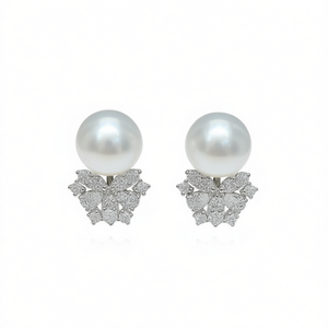 Orecchini a perno E2028 in oro bianco con perle, montatura a pavé a forma di fiore, perle d'acqua salata, gioielli classici da donna per matrimonio - Product Image 1