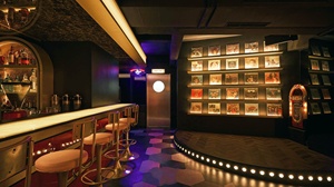 Meubles de boîte de nuit commerciaux Surface solide Texture de marbre Boîte de nuit en forme de L Led <span class=keywords><strong>Comptoir</strong></span> de bar pour table de bar de restaurant d'hôtel - Product Image 2