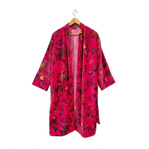Robe kimono en velours imprimé animal rose, longue, manches longues, vêtements d'hiver pour femmes - Product Image 1