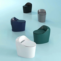 WC monobloc en céramique de couleur rouge mat au design moderne, siphon en S, sanitaire pour hôtel