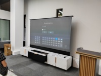 Écran de projection motorisé au sol de 120 pouces, écran de projection ALR pour projecteur laser avec armoire