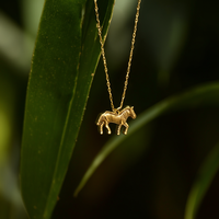 Collar con Colgante de Caballo de Zirconia, Chapado en Oro, Cadena de Latón, Acero Inoxidable 316L, Sostenible, Unisex, Casual, Regalo