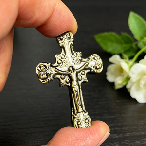 Natürlicher Halbedelstein Kristall Geschnitzter Kreuzanhänger 3,5*4,8cm Jesus-Kreuz-Charms für Schmuckherstellung Halsketten-Zubehör - Product Image 5