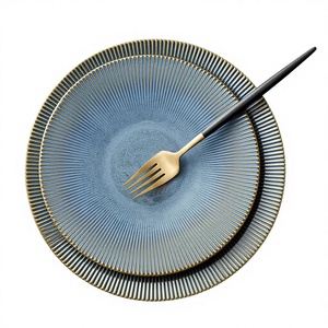 Plato de Porcelana Cerámica Serie Moore con Incrustaciones Doradas, Apto para Microondas, Diseño Nórdico, Personalizable para Alojamientos Turísticos - Product Image 1