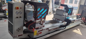 Sierra ingletadora automática CNC 450 de doble cabezal para corte de aluminio con motor de alta precisión, marca Ybke - Product Image 2