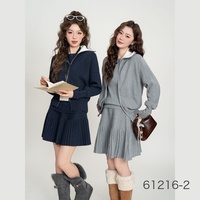 Ensemble 2 pièces chic et preppy en tricot pour femme : cardigan à col contrastant avec fermeture éclair et mini-jupe plissée – Tenues automne-hiver 2026