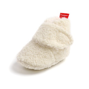 批发冬季厚绒保暖短靴新生儿婴儿地板拖鞋鞋袜 - Product Image 2
