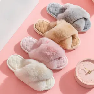 Atacado OEM Senhoras Non-Slip Cruz Fuzzy Plush Slipper Soft Quilted Sole Cruz Faux Fur Floor Slippers Para Casa