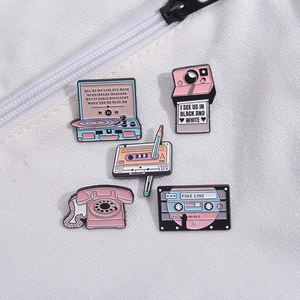 Metall-Anstecknadeln mit Retro-Motiven: Grammophon, Kamera, Handy – Lustige Emaille-Broschen und Anstecker als Geschenk für Kinder und Freunde - Product Image 2