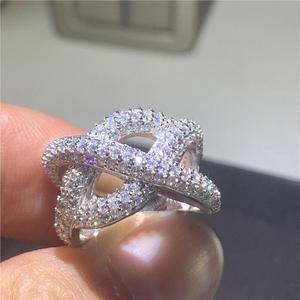 Anello decorativo intrecciato con micro zirconi intarsiati, ornamento elegante unisex da indossare ogni giorno. - Product Image 1