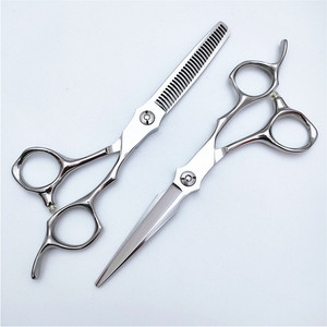 Ciseaux à cheveux Inoue Kagaku 62 mm en acier inoxydable 440C pour droitiers, usage beauté C334 - Product Image 3